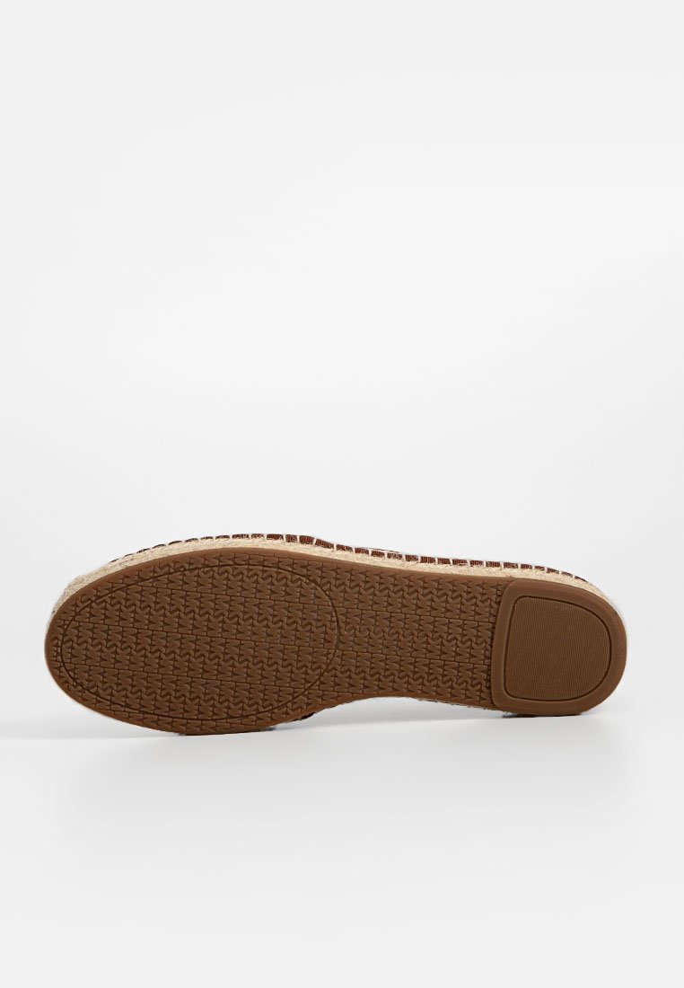 Sola in gomma marrone con un motivo di battistrada testurizzato, caratterizzata da una forma arrotondata e bordi lisci. Margine superiore di colore più chiaro.