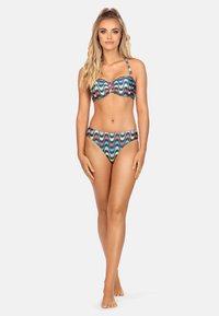 Dwuczęściowy kostium kąpielowy z kolorowym wzorem fali w odcieniach zieleni, różu i niebieskiego. Górna część ma regulowane ramiączka i usztywnioną konstrukcję.