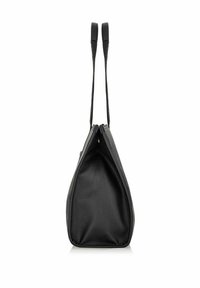 Czarna skórzana torebka teksturowana, przedstawiona z boku, z dwoma cienkimi paskami na ramię, na białym tle.