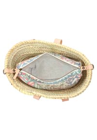 Panier en paille tissée avec des anses en cuir de couleur claire, comprenant une pochette intérieure à motif floral avec fermeture éclair.