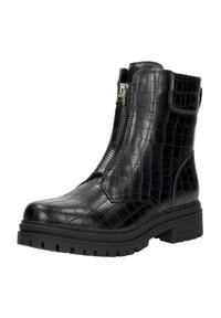 Zwarte enkelboot met een krokodillen-gegraveerde textuur, voorzien van een zilveren rits aan de zijkant, een dikke rubberen zool en een afgeronde neus.
