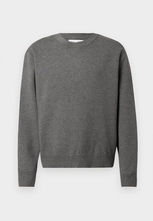 Grå crewneck-tröja i mjukt stickat material. Har långa ärmar och ribbade manschetter och nederkant. Minimalistisk design utan synliga logotyper.