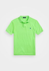 Klart grön kortärmad polo med krage, två knappar och liten blå broderad logotyp på vänster bröst.