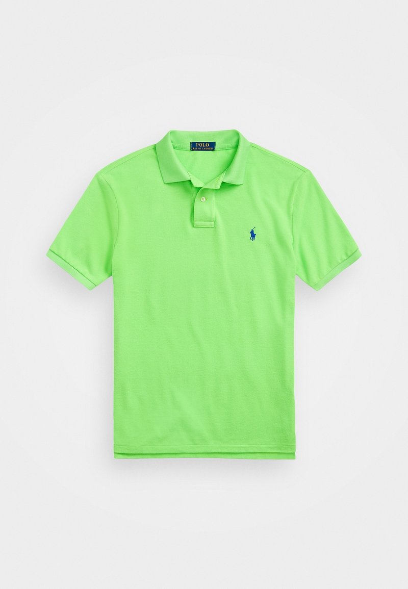 Klart grön kortärmad polo med krage, två knappar och liten blå broderad logotyp på vänster bröst.