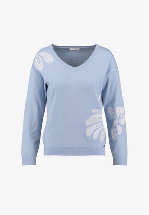 Lichtblauwe sweater met V-hals gemaakt van zachte stof, met witte bloemenpatronen op beide mouwen en een geribbelde zoom voor extra textuur.