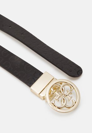 Czarny teksturowany pasek z pozłacaną okrągłą klamrą zdobioną splecionymi literami "G" oraz grawerem marki "GUESS".