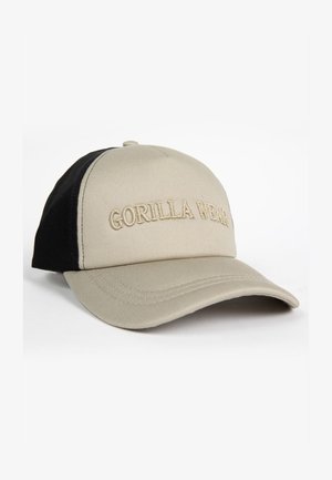 Een baseballpet met een beige voorkant en zwarte achterpanelen. Heeft 'GORILLA WEAR' geborduurd in beige aan de voorkant. Gemaakt van textiel met structuur.