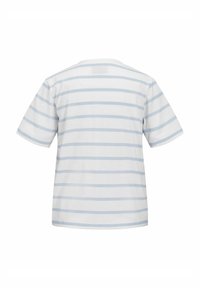 Camiseta blanca de manga corta con rayas horizontales en azul claro, cuello redondo y textura de algodón suave. Espalda lisa sin adornos.