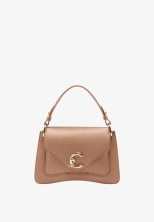 Sac à main en cuir tan avec une forme incurvée, quincaillerie dorée et un logo 'C' signature. Dispose d'une poignée supérieure et d'une fermeture à rabat.