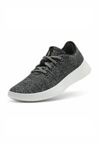 Černé a šedé tenisky s texturovaným svrškem, kulatou špičkou, bílou gumovou podrážkou a plochými tkaničkami. Na jazyku mají logo.