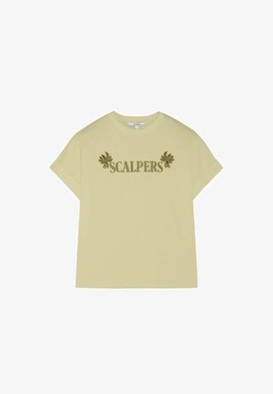 Camiseta de manga corta de color verde claro con el texto "SCALPERS" y dos diseños de flores centrados en el pecho.