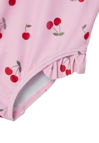 Maillot de bain une pièce rose avec un imprimé cerise, doté de volants au niveau des ouvertures des jambes et d'un tissu lisse et extensible pour le confort.