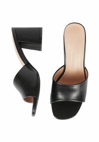 Sandali neri open-toe con una larga fascia, in pelle liscia, con tacco quadrato e fodera interna beige. Design moderno e minimalista.