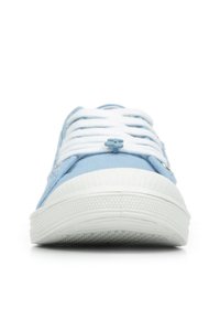 Lichtblauwe canvas sneaker met een witte rubberen zool, voorzien van witte veters en een blauwe accent op de vetersluiting. Textuur oppervlak en ronde neus.