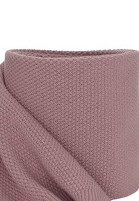 Coperta lavorata a maglia di colore lilla chiaro; presenta un design testurizzato con una superficie morbida e intrecciata, piegata saldamente con un bordo liscio.