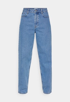 Jeans de ganga de um azul claro, de cintura alta com corte reto, apresentando cinco bolsos e um fecho clássico com botão e fecho de correr.