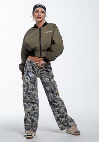 Ed Hardy NYC BADGE  - Reisitaskuhousut - camo