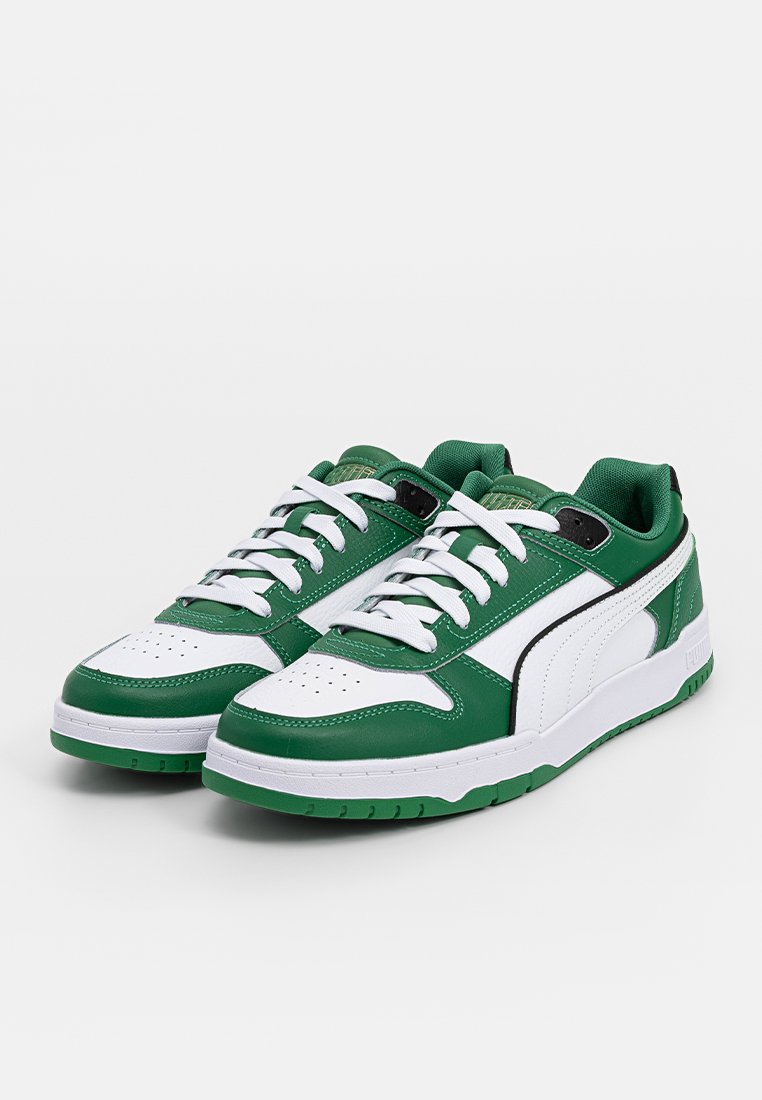 Zielono-białe sportowe sneakersy wykonane z syntetycznej skóry, z teksturowanym wykończeniem, perforowanym czubkiem i czarnymi akcentami po bokach.