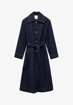 Lange donkerblauwe spijkerjas met brede kraag, knoopsluiting aan de voorkant, twee zakken aan de voorkant en een ceintuur om de taille.