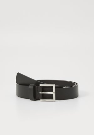 Zwarte leren riem met een gladde textuur, zilveren metalen gesp en klassiek ontwerp. De band is aan het einde licht taps toelopend.