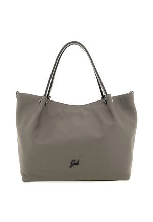 Borsa a mano in pelle grigia con doppi manici e un piccolo logo nero al centro davanti, su sfondo bianco.