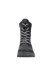 Bottines en cuir noir avec lacets blancs, semelle en caoutchouc texturée, fermeture éclair sur le côté et détails de couture autour du bord supérieur.