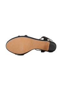 Sandalo nero con tomaia testurizzata, design a fascia sottile e suola in gomma beige flessibile. Presenta un tacco basso e una fibbia regolabile.