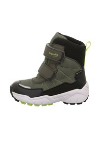 Grüne und schwarze Kinderstiefel mit einer strukturierten Oberfläche, weißer Sohle und zwei verstellbaren Klettverschlussriemen. Mit leuchtend grünen Akzenten.