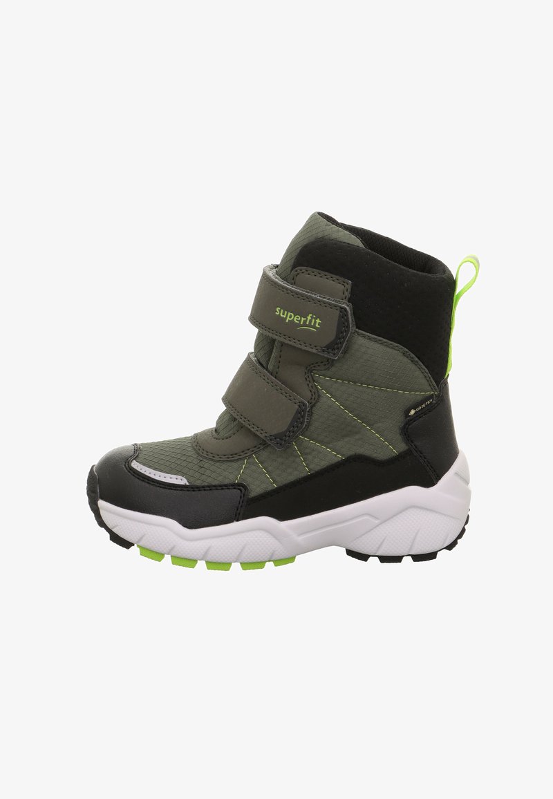 Grüne und schwarze Kinderstiefel mit einer strukturierten Oberfläche, weißer Sohle und zwei verstellbaren Klettverschlussriemen. Mit leuchtend grünen Akzenten.