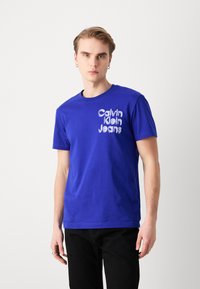 Calvin Klein Jeans STACKED EUPHORIC LOGO TEE - Camiseta estampada - sapphire blue