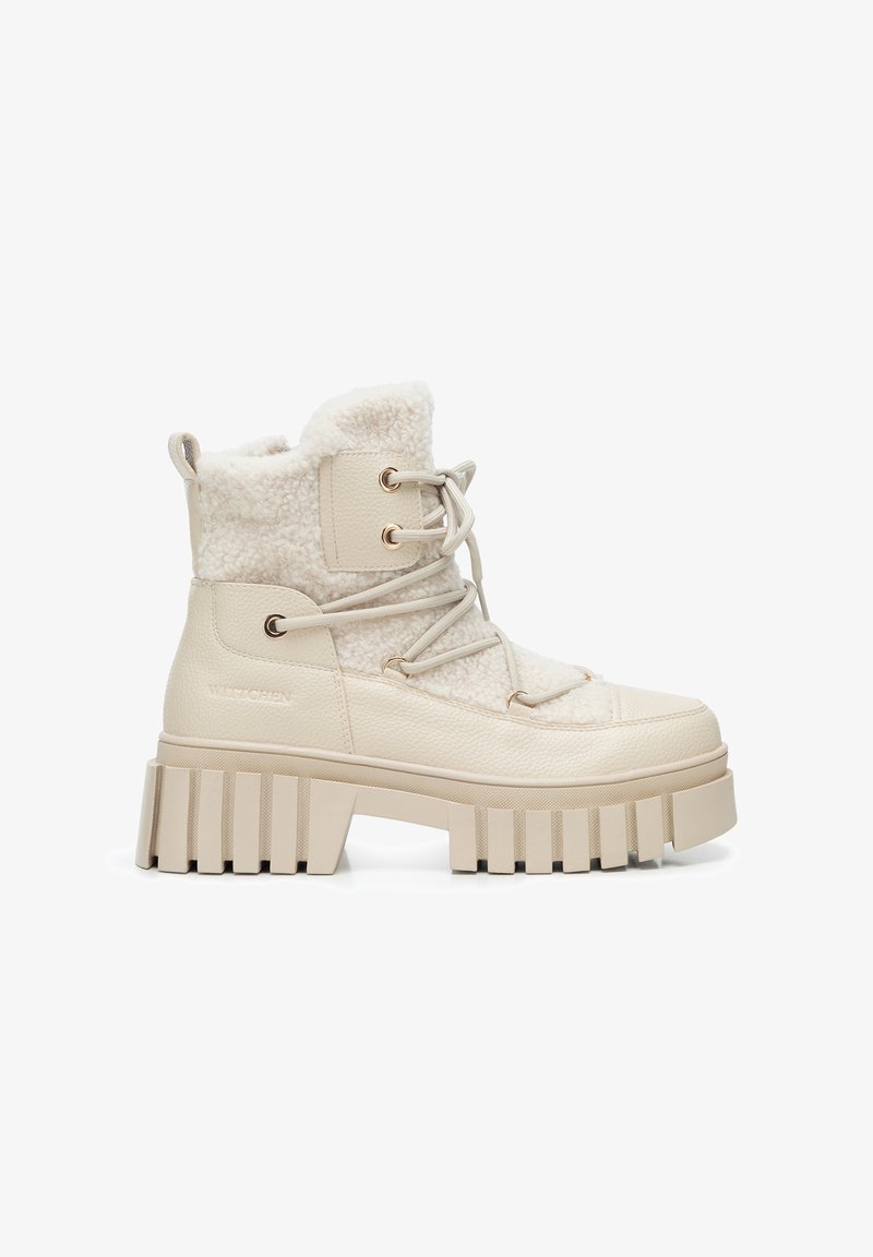 Beżowe botki na platformie z teksturowaną, sztuczną kożuchową cholewką, sznurowane z przodu i z masywną, karbowaną podeszwą. Ozdobione akcentami w złotym kolorze.
