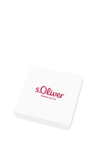 Scatola quadrata bianca con il logo "s.Oliver" in carattere rosso in grassetto e il sottotitolo "FASHION FOR LIFE" in un font più piccolo sottostante.