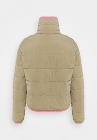 Giacca puffer verde oliva con colletto alto, caratterizzata da una fodera rosa al collo e all'orlo, e una texture trapuntata orizzontale.
