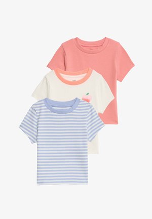 Drei T-Shirts mit kurzen Ärmeln: eines in Pink, eines in Weiß mit Pfirsichdruck und eines mit blauen Streifen. Alle haben eine gerippte Textur und einen Rundhalsausschnitt.