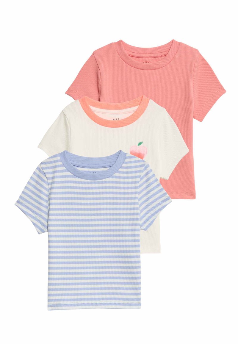 Trois t-shirts à manches courtes : un rose, un blanc avec des motifs pêches et un bleu rayé. Tous présentent une texture côtelée et un col rond.
