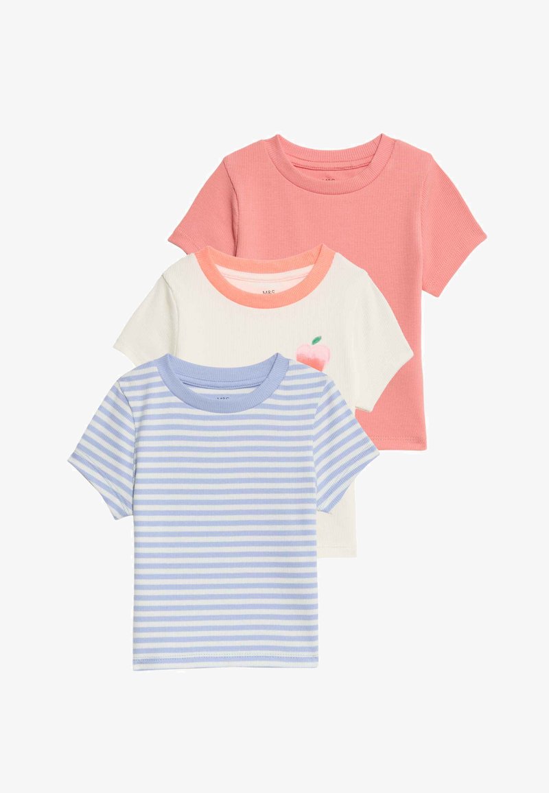 Tre kortærmede t-shirts: en pink, en hvid med ferskenprint og en blå stribet. Alle har ribbet tekstur og rund hals.