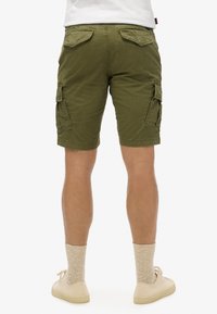 Pantaloni cargo verde oliva con due tasche laterali e due tasche posteriori, realizzati in cotone, con cuciture rinforzate e un taglio dritto.