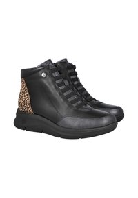 Las zapatillas altas de cuero negro cuentan con un acento de estampado de leopardo texturizado en el talón, con cierre de cordones planos y cuello acolchado para mayor comodidad.