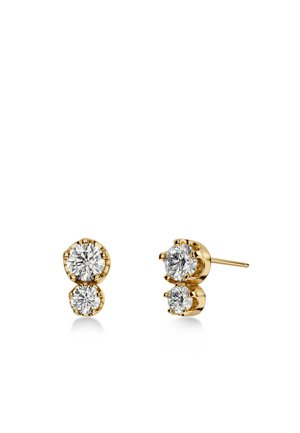 Gouden studs oorbellen, elk met twee ronde heldere diamanten in een verticale grifzetting met een gepolijste afwerking.