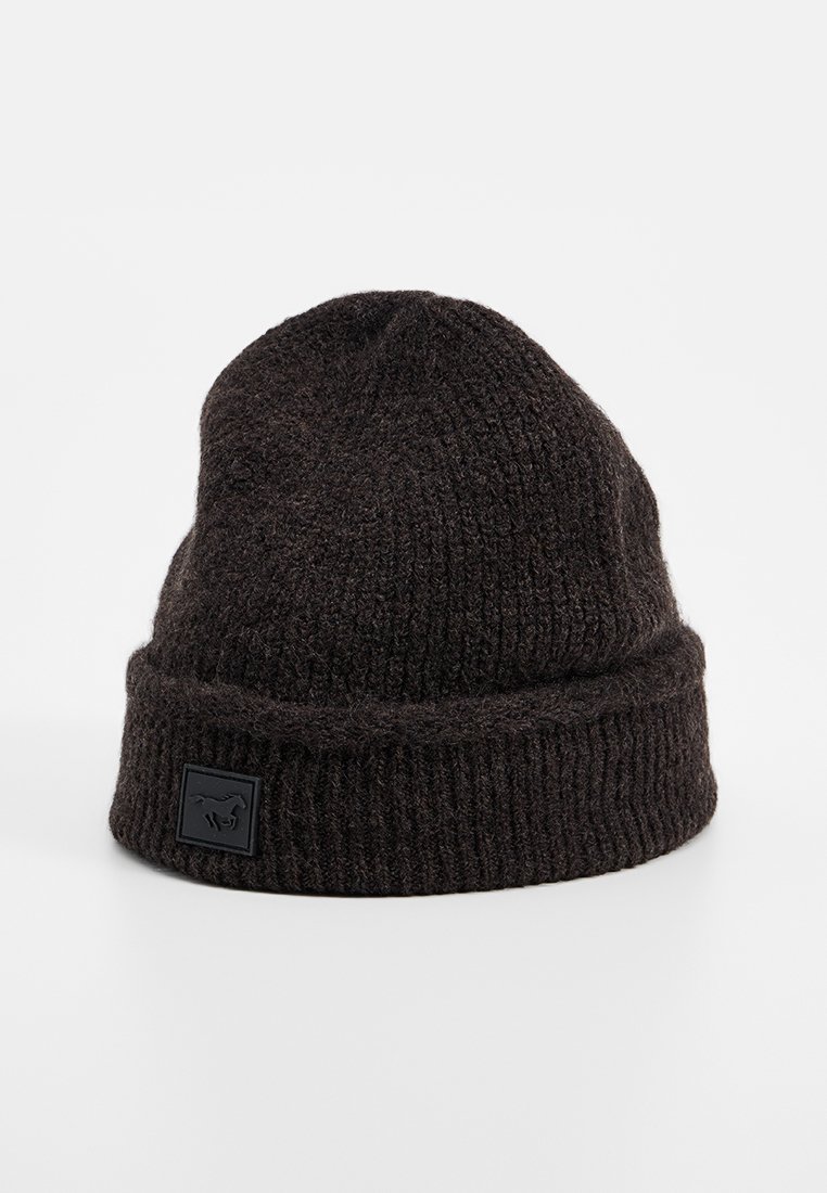 Brązowa dziana czapka z miękkiego materiału, z odwróconym brzegiem i małą czarną naszywką z logo z przodu.