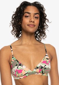Top de bikini con estampado floral que presenta una forma triangular, tirantes ajustables y una mezcla de colores rosa, verde y negro. Material de tela suave.