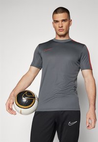 Nike Performance TOP  - Camiseta deportiva - iron grey/dragon red