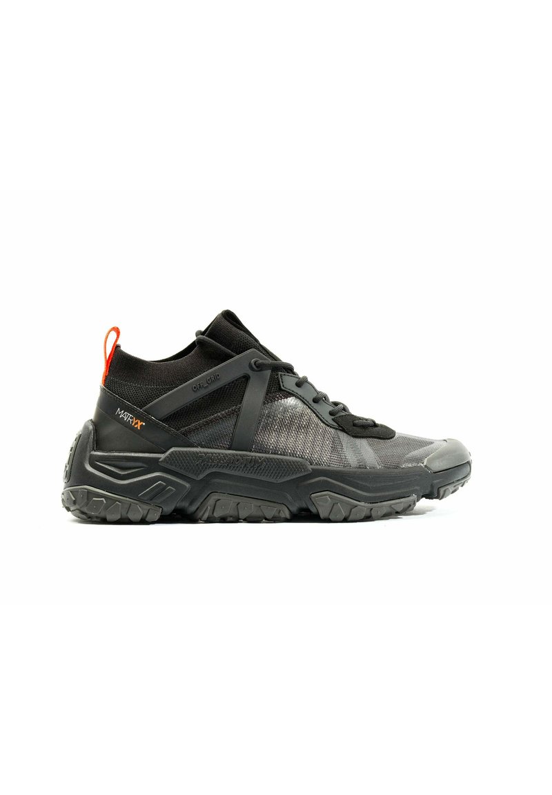 Chaussure de randonnée noire avec une tige en mesh texturé, des côtés renforcés et une semelle en caoutchouc robuste. Équipée d'une languette rouge au talon.