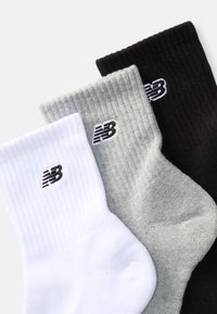 Conjunto de três pares de meias em branco, cinza e preto. Cada meia apresenta uma textura canelada e um pequeno logótipo "NB" preto perto do punho.