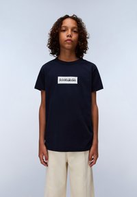 Camiseta de algodón azul marino con mangas cortas, que presenta un gráfico de logo blanco rectangular en el pecho. Diseño simple y de corte relajado.