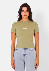 T-shirt verde oliva a maniche corte, design aderente, scollatura tonda, con logo testuale bianco "SIXTH JUNE" centrato sul petto.