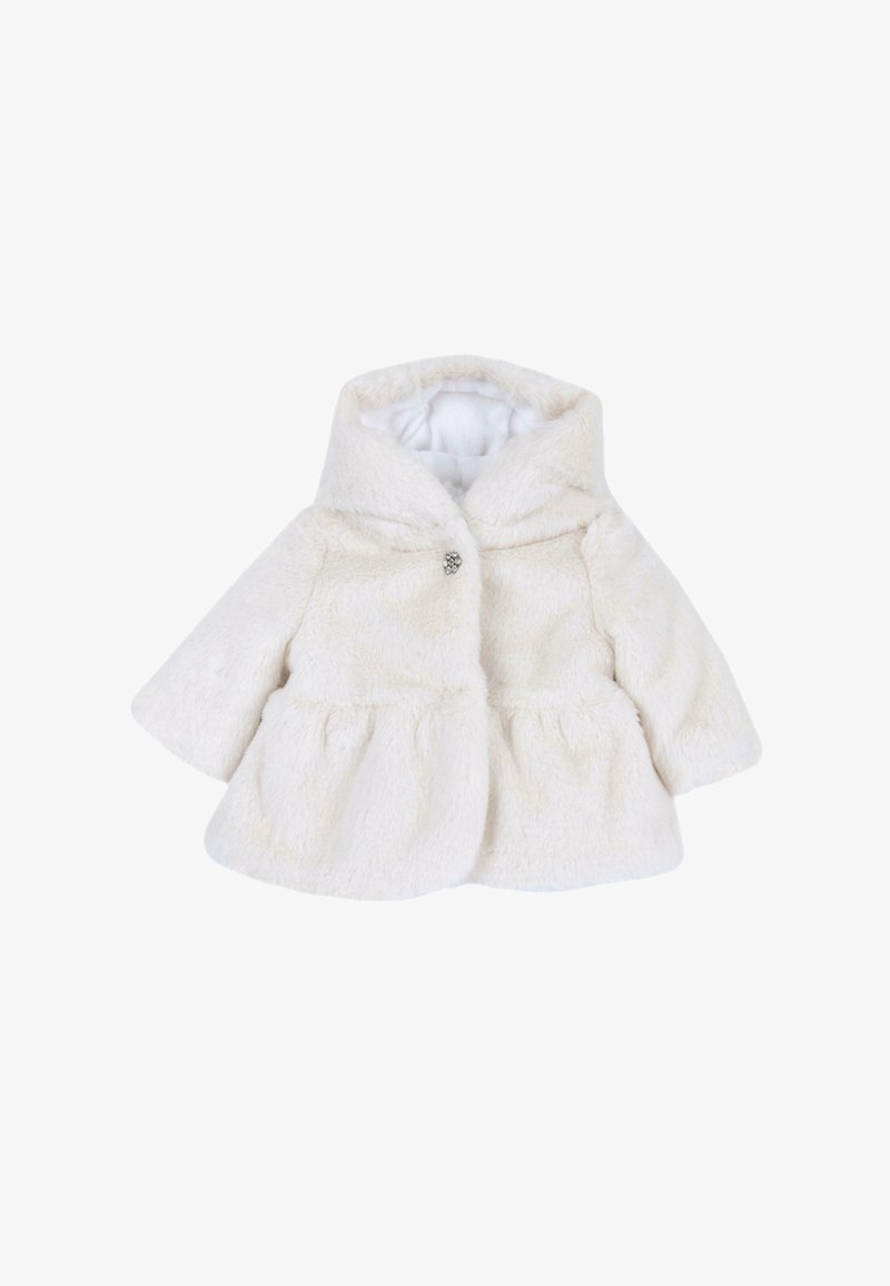 Manteau bébé en fausse fourrure blanche avec capuche et fermeture par un bouton décoratif à l'avant.