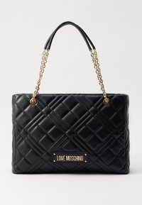 Borsa a tracolla nera trapuntata con forma rettangolare, caratterizzata da manici a catena dorati e una placca con logo dorato sul davanti. Texture in pelle liscia.