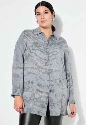Camicia button-up grigio chiaro con motivo marmorizzato, maniche lunghe e colletto. Tessuto morbido con una vestibilità rilassata.