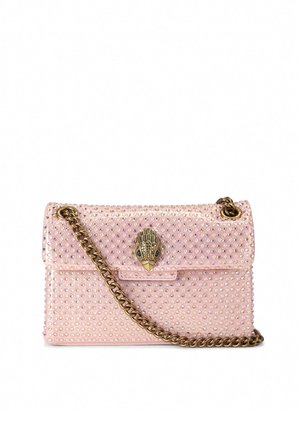 Borsa a tracolla rosa con tracolla a catena dorata, coperta da piccoli cristalli, con fermaglio dorato ornato a forma di mano decorativa.